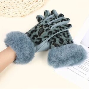 Elegant Blue Leopard Print Gloves with Faux Fur Trim